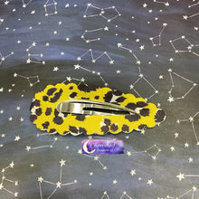 Load image into Gallery viewer, The Dara Snap - Animal Print
